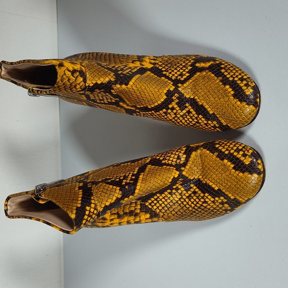 Vince Camuto Sanstan python snakeskin print yellow ankle boots 7 - Picture 2 of 10